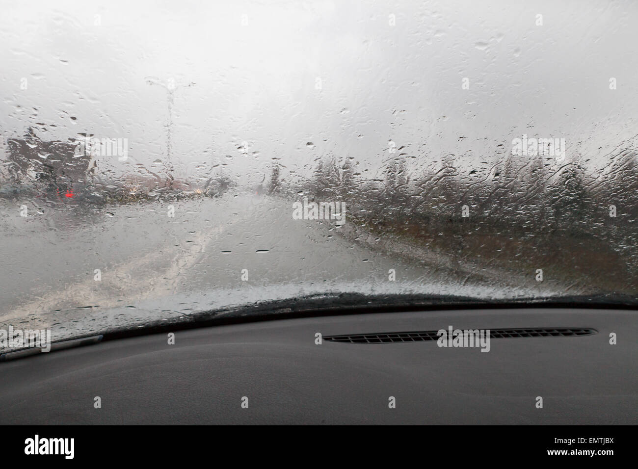 La guida in condizioni di cattivo tempo Foto Stock