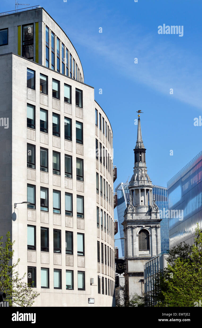 Londra, Inghilterra, Regno Unito. St Mary-le-Bow chiesa tra gli edifici moderni della città Foto Stock