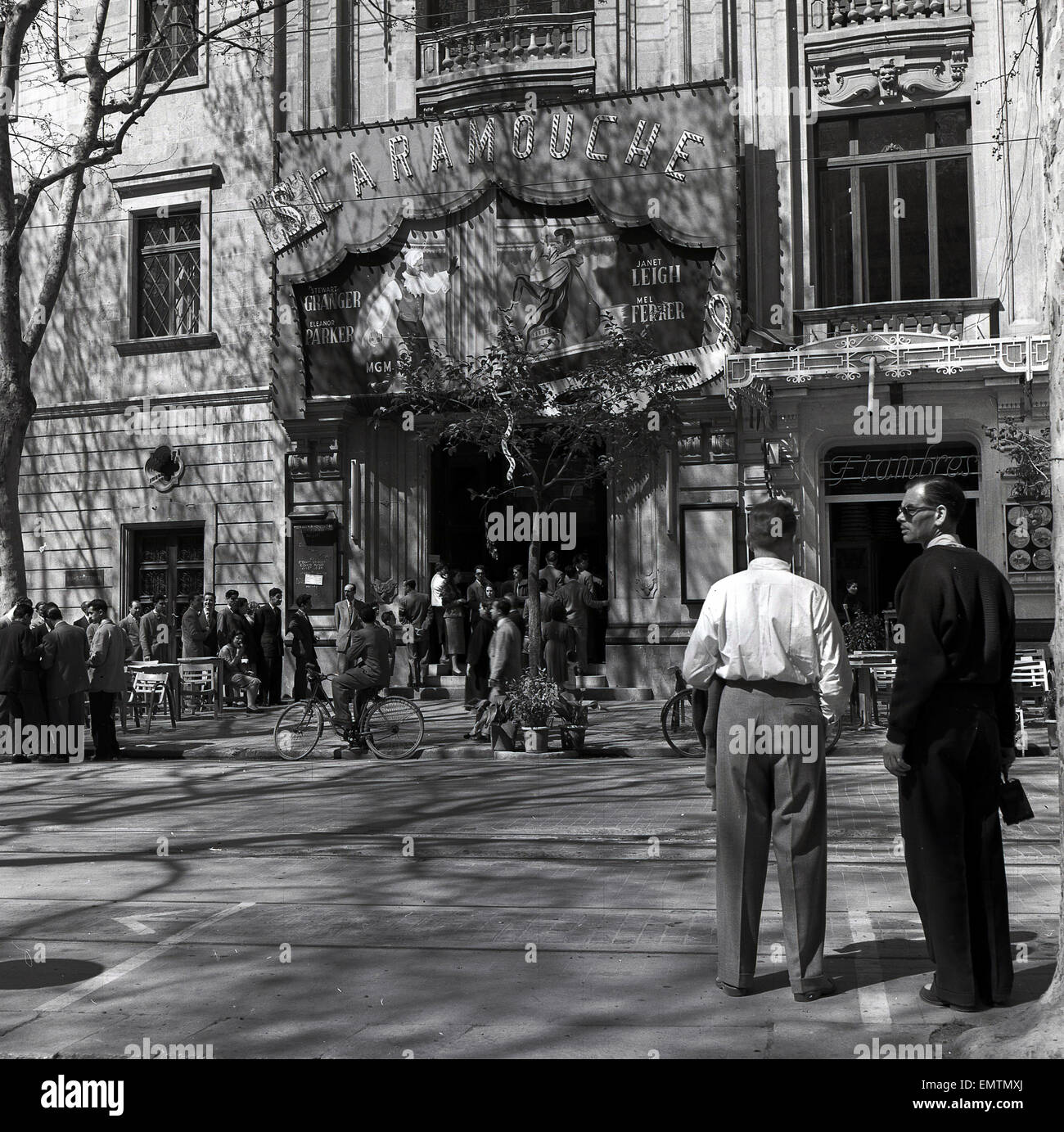 Degli anni Cinquanta, foto storiche, che mostra la parte esterna di un cinema in Palma di Mallorca. Foto Stock