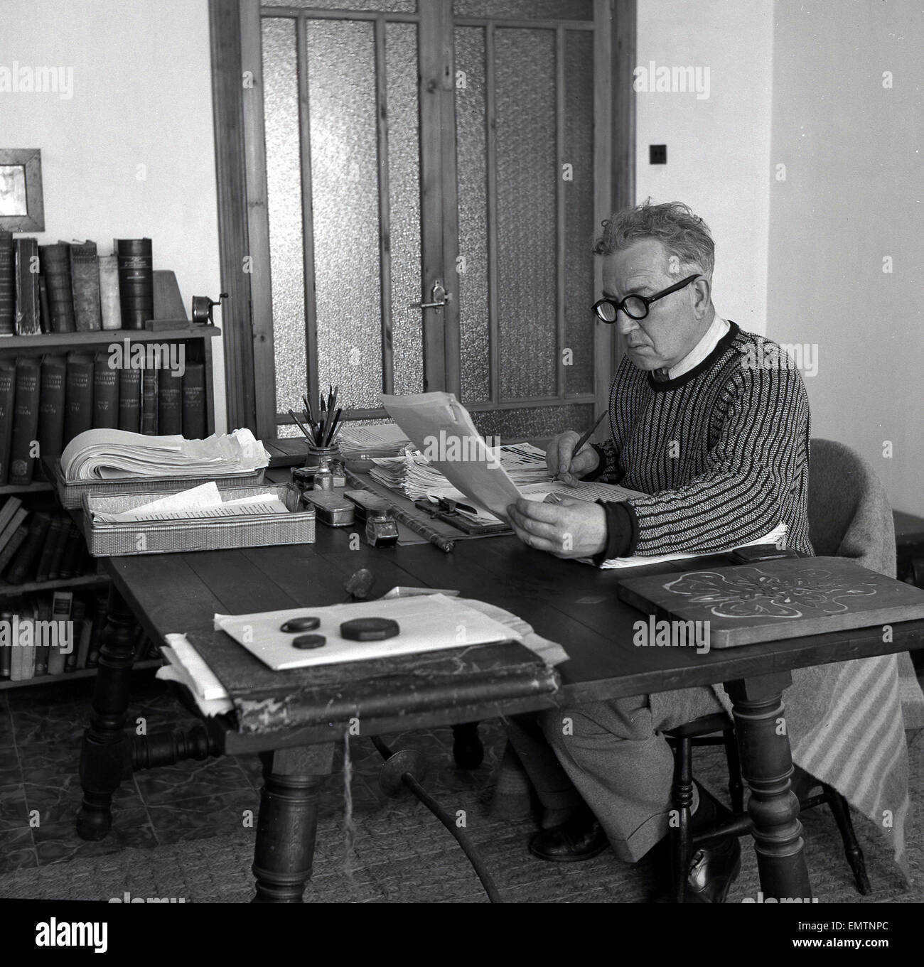 1953, foto storiche di autore inglese, romanziere, critico, traduttore e  classicista, poeta Robert Graves, alla sua scrivania, dela -Soller Maiorca,  a Foto stock - Alamy