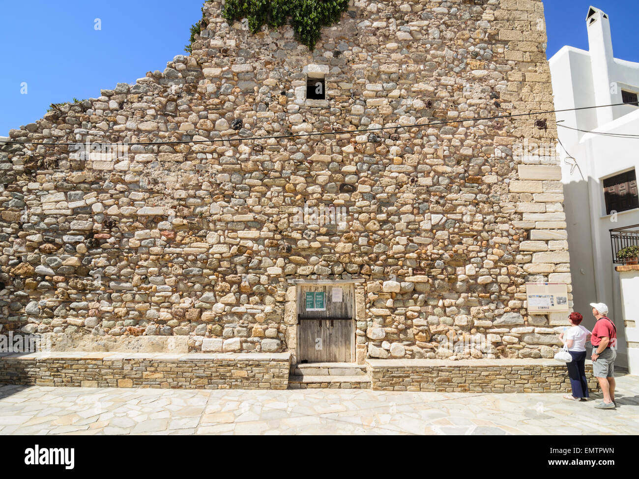 I turisti guardano i ruderi della Torre di Sanoudos nell'area Kastro della città di Naxos, Naxos Island, Grecia Foto Stock