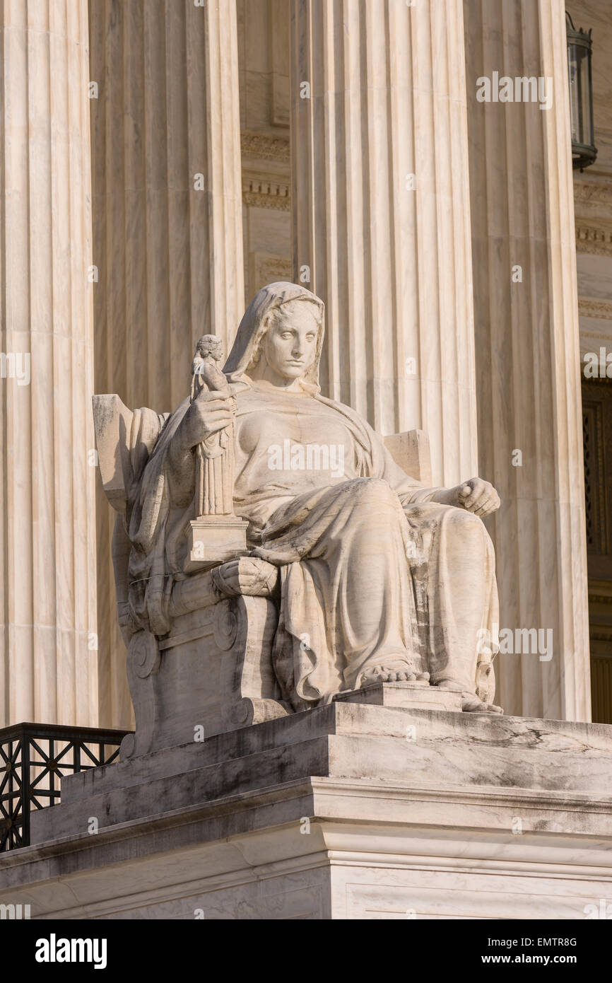 WASHINGTON, DC, Stati Uniti d'America - La Corte suprema degli Stati Uniti esterno dell'edificio. "La contemplazione di giustizia' statua da James Earle Fraser. Foto Stock
