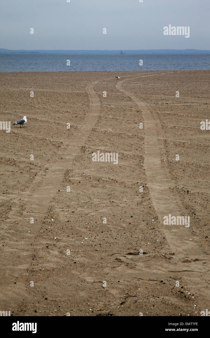 Tracce di pneumatici nella sabbia in spiaggia a Coney Island sull'Oceano Atlantico in Brooklyn, New York. Foto Stock