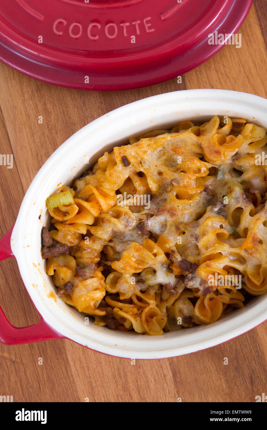 Carni bovine e il formaggio rotinis spirale piatto di pasta sulla tavola Foto Stock