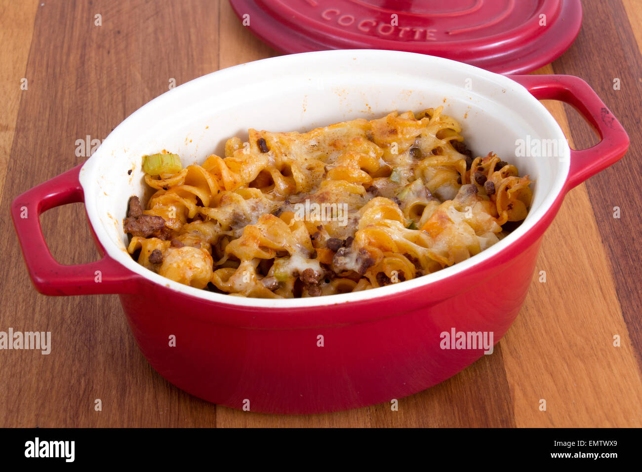 Carni bovine e il formaggio rotinis spirale piatto di pasta sulla tavola Foto Stock