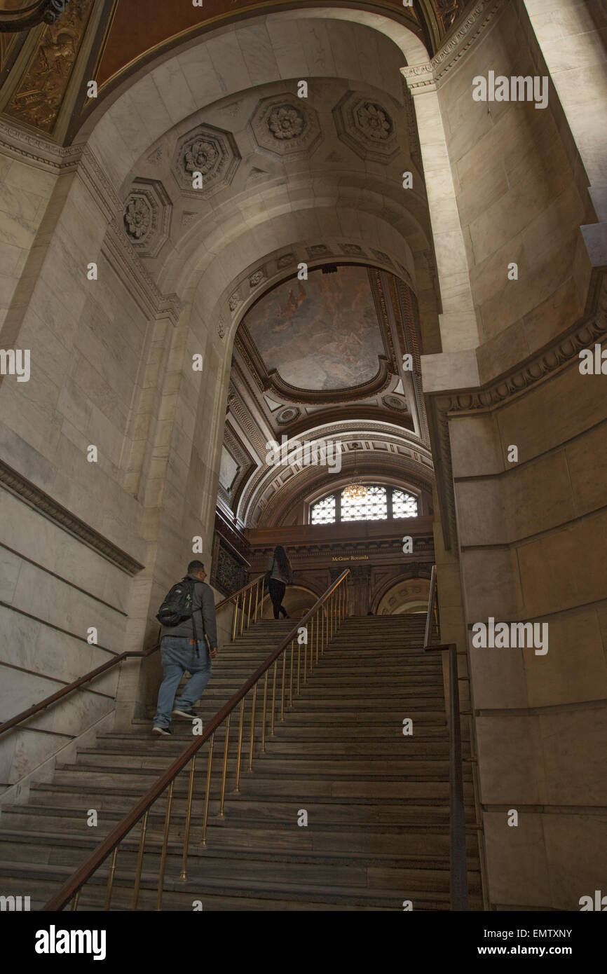 Bellissimo scalone ad arco presso la principale biblioteca pubblica di New York a Manhattan. Foto Stock