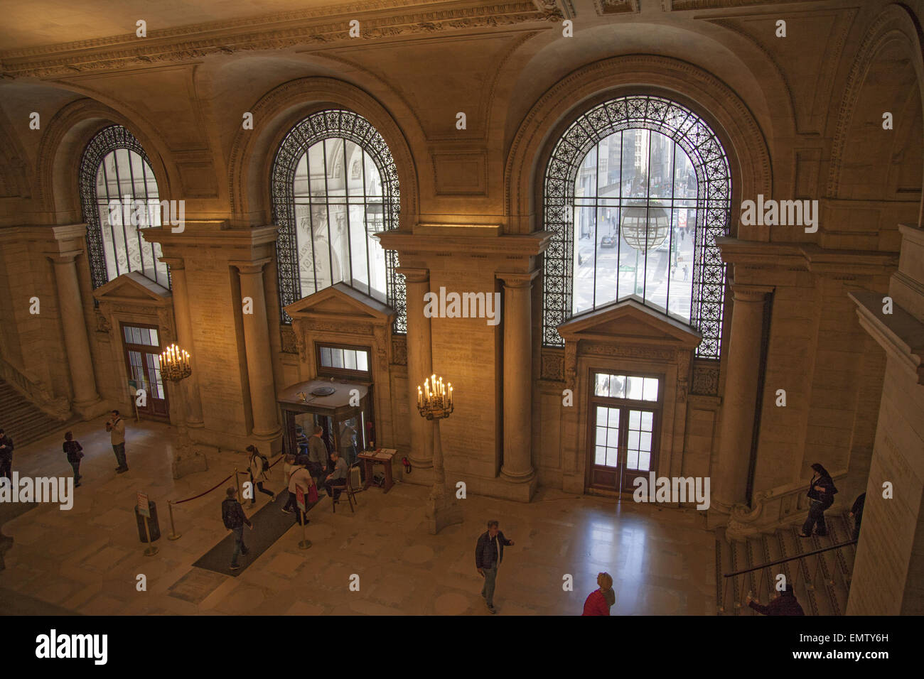 Guardando attraverso la sala di ingresso presso la Biblioteca Pubblica di New York al 5° Ave. & 42Nd St. a Manhattan NYC che ha aperto nel 1911. Foto Stock