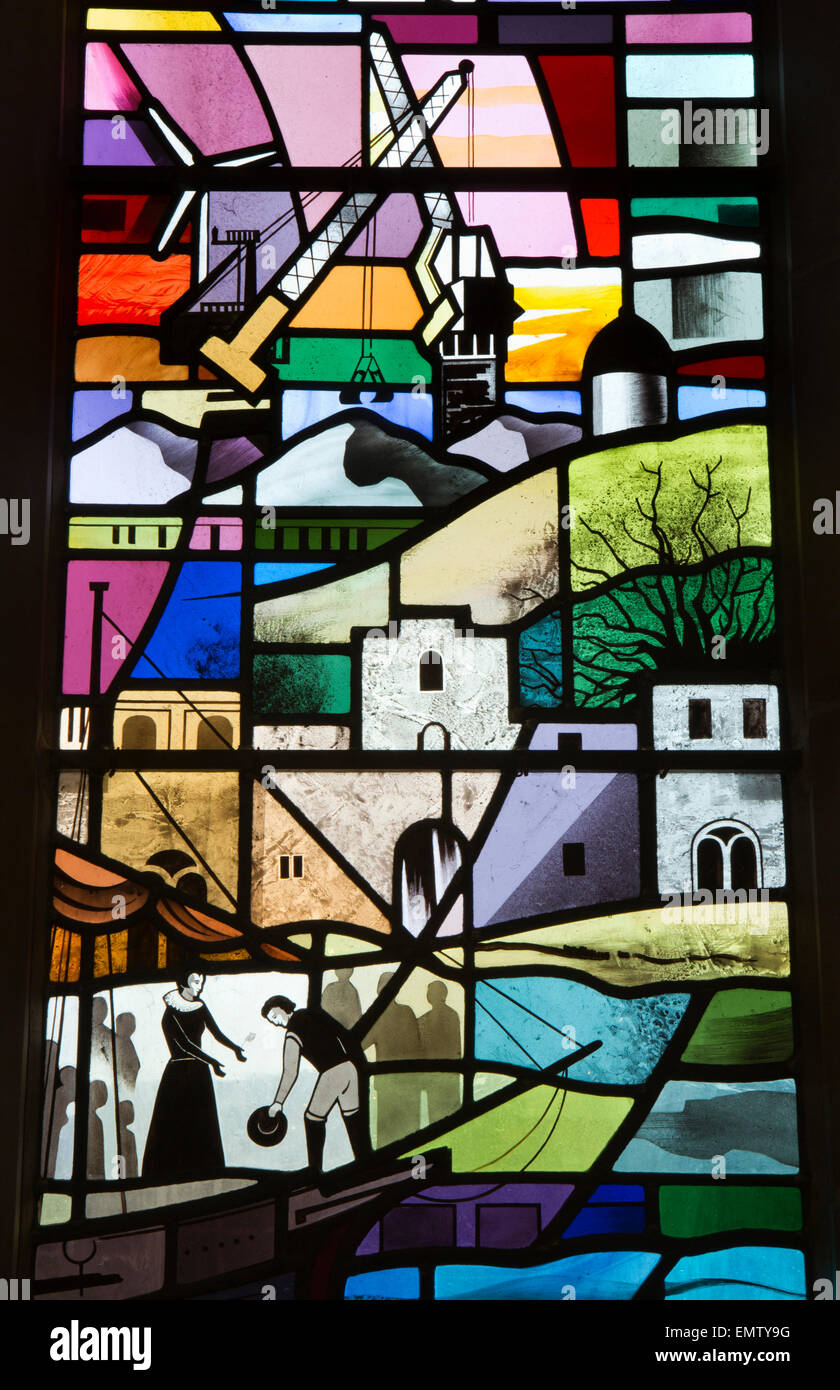 Regno Unito, Cumbria, Workington, la chiesa di San Michele, dettaglio della finestra a Workington Foto Stock