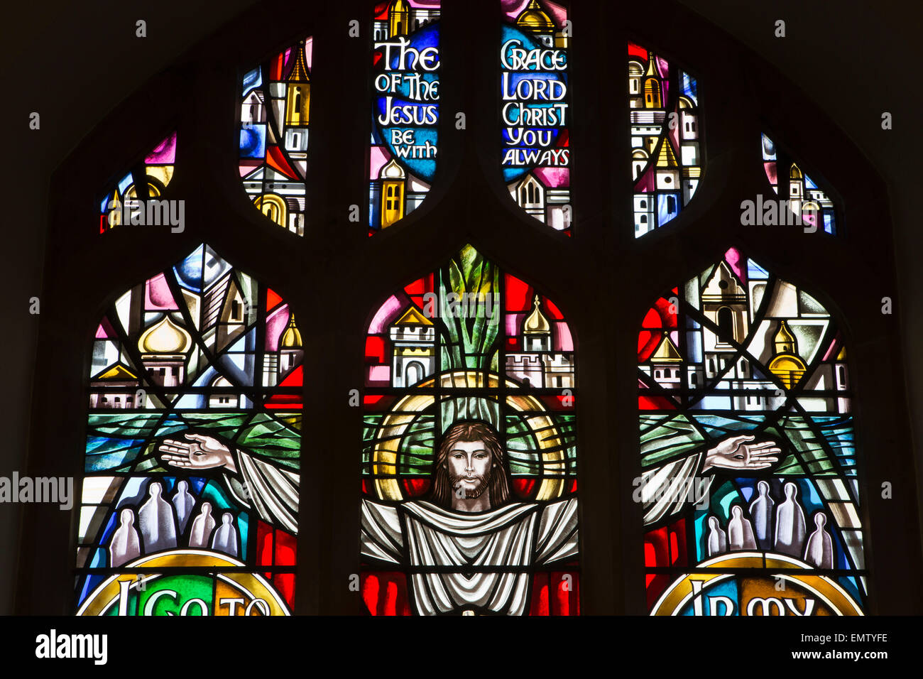Regno Unito, Cumbria, Workington, la chiesa di San Michele, ricordo la crocifissione della finestra Dettagli Foto Stock
