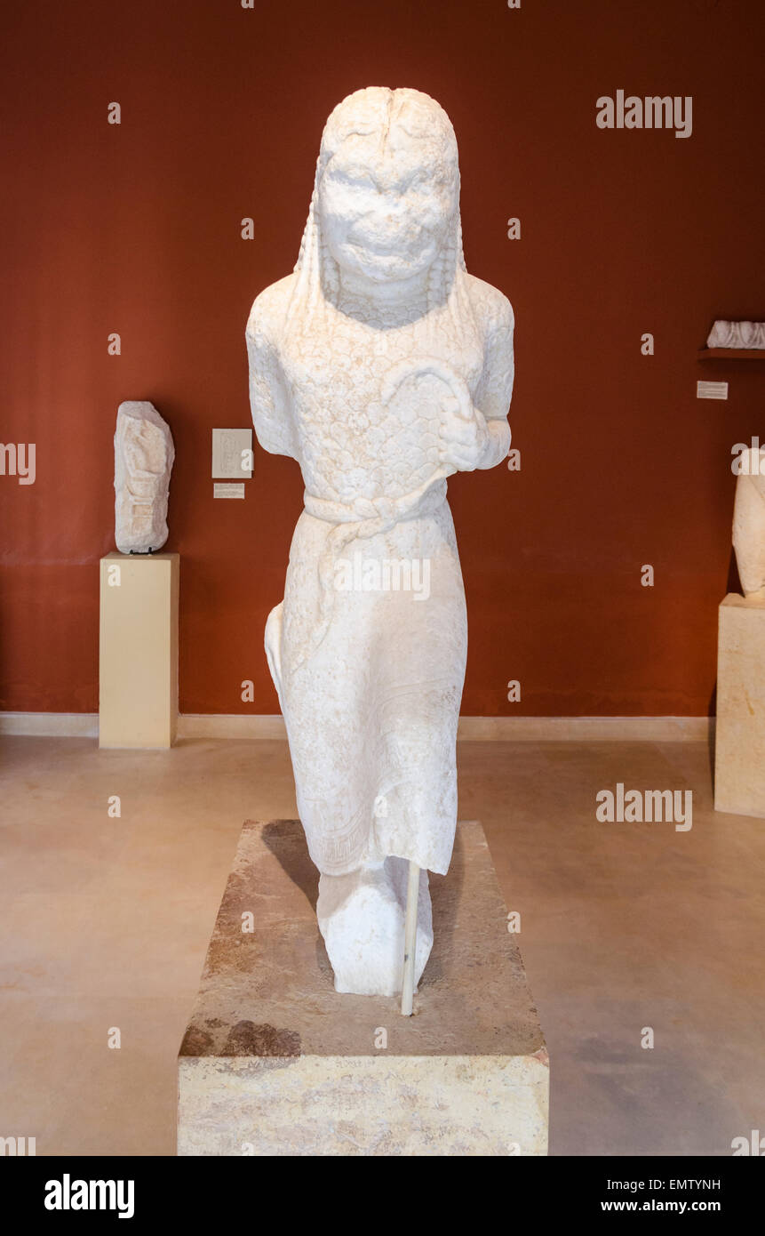 Statua arcaica di una gorgone nel Museo Archeologico di Paros, Cicladi Grecia Foto Stock
