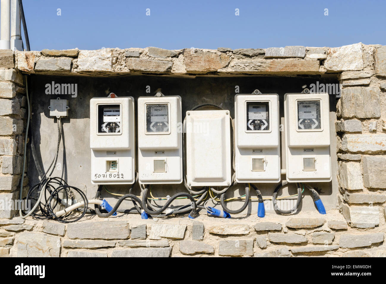 Fila di misuratori di elettricità integrato in una parete in Grecia Foto Stock