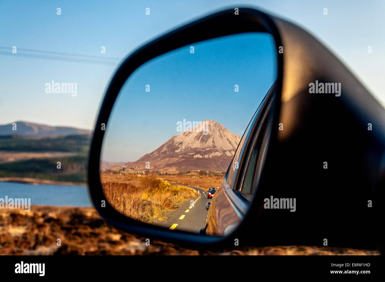 Mount Errigal, riflessa in ala auto specchio, un Earagail, un 751-metro (2,464 ft) montagna vicino a Gweedore nella Contea di Donegal Foto Stock