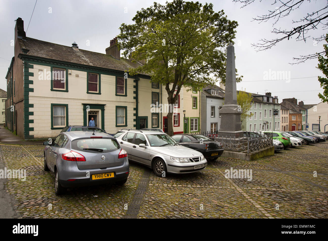 Regno Unito, Cumbria, Workington, Portland Square, auto parcheggiata round Dr Anthony torba memorial obelisco Foto Stock