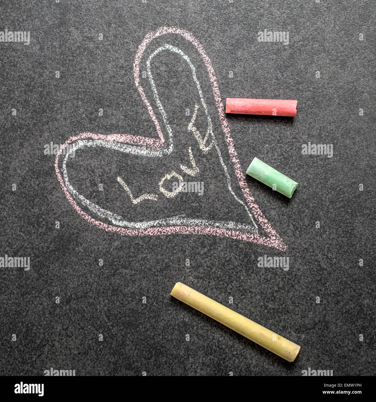 Un segno positivo, con un messaggio di amore, scritto con Chalk Foto Stock