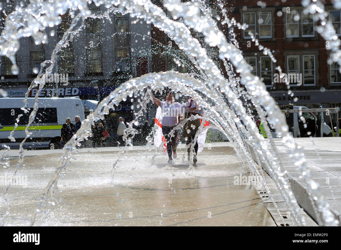 Nottingham, Regno Unito. 23 Aprile, 2015. La Royal Society of St George gatherd sul Nottingham Forest recreation massa per la parata annuale che iniziano alle 12.00 .La parata era parte di una giornata di festa con molti eventi che hanno luogo sulla vecchia piazza del mercato nel centro della città . Credito: IFIMAGE/Alamy Live News Foto Stock