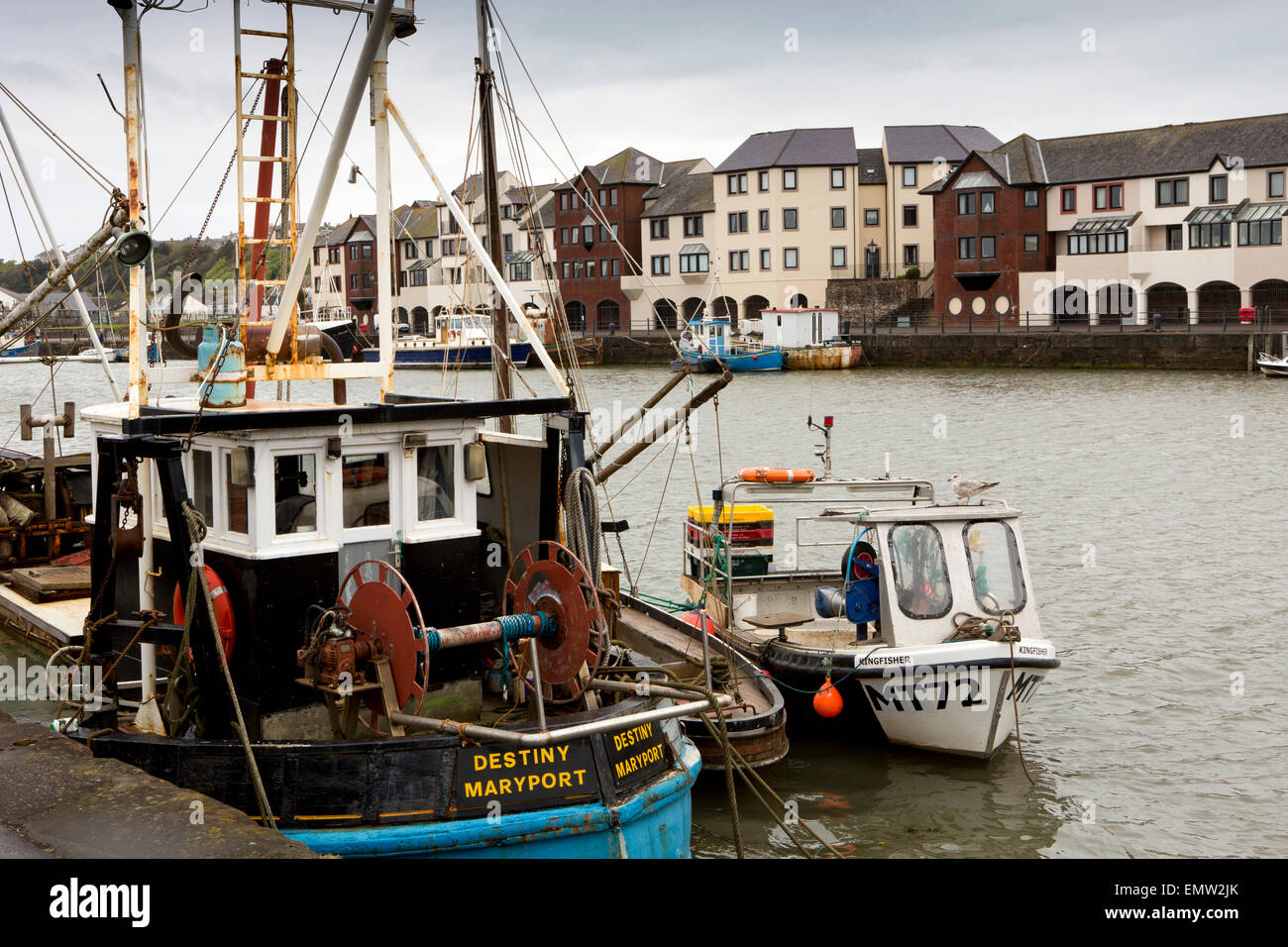 Regno Unito, Cumbria, Maryport Harbour, Elizabeth Dock, barche ormeggiate accanto a waterfront e alloggiamento Foto Stock