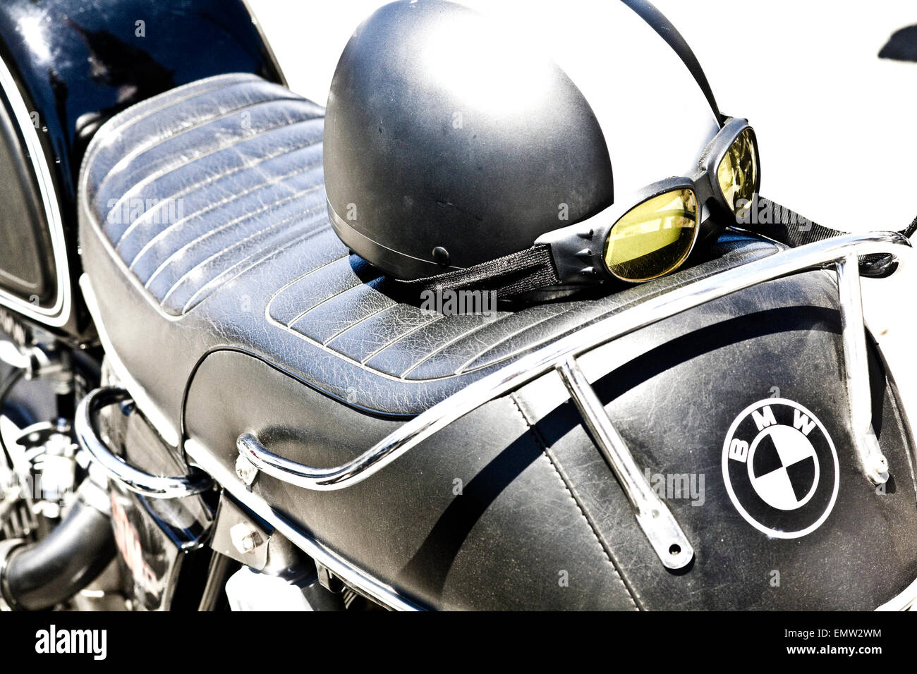 Un vintage BMW cafe racer moto parcheggiata in un rally in Venice,  California con il proprietario del casco e occhiali di sicurezza sul sedile  Foto stock - Alamy
