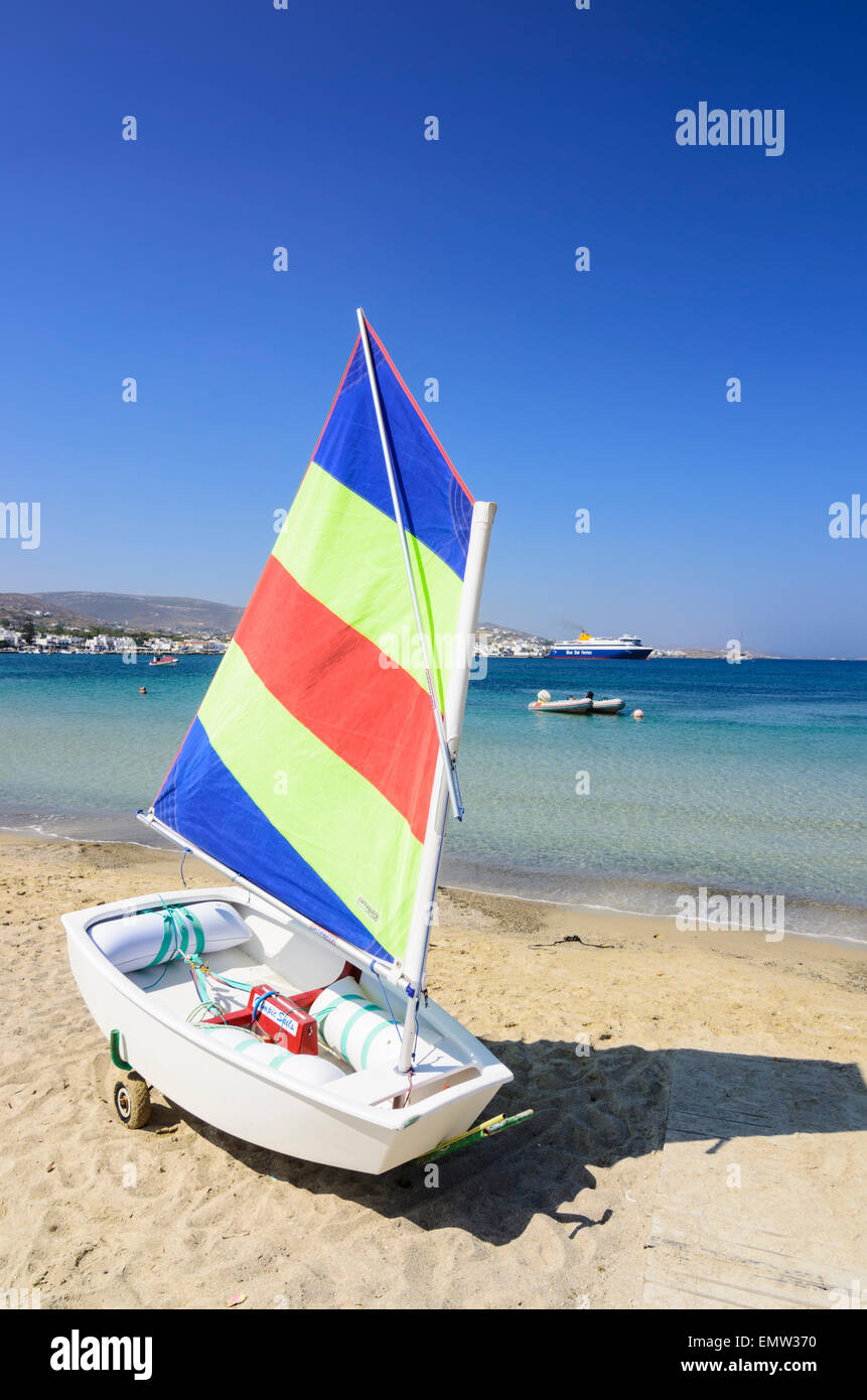 Classe Optimist dinghy a vela sulla spiaggia Livadia, isola di Paros, Grecia Foto Stock