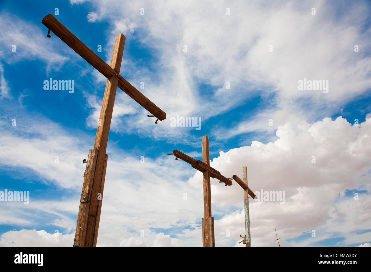 Tre croci eretto nel deserto vicino a Joshua Tree in California. Foto Stock