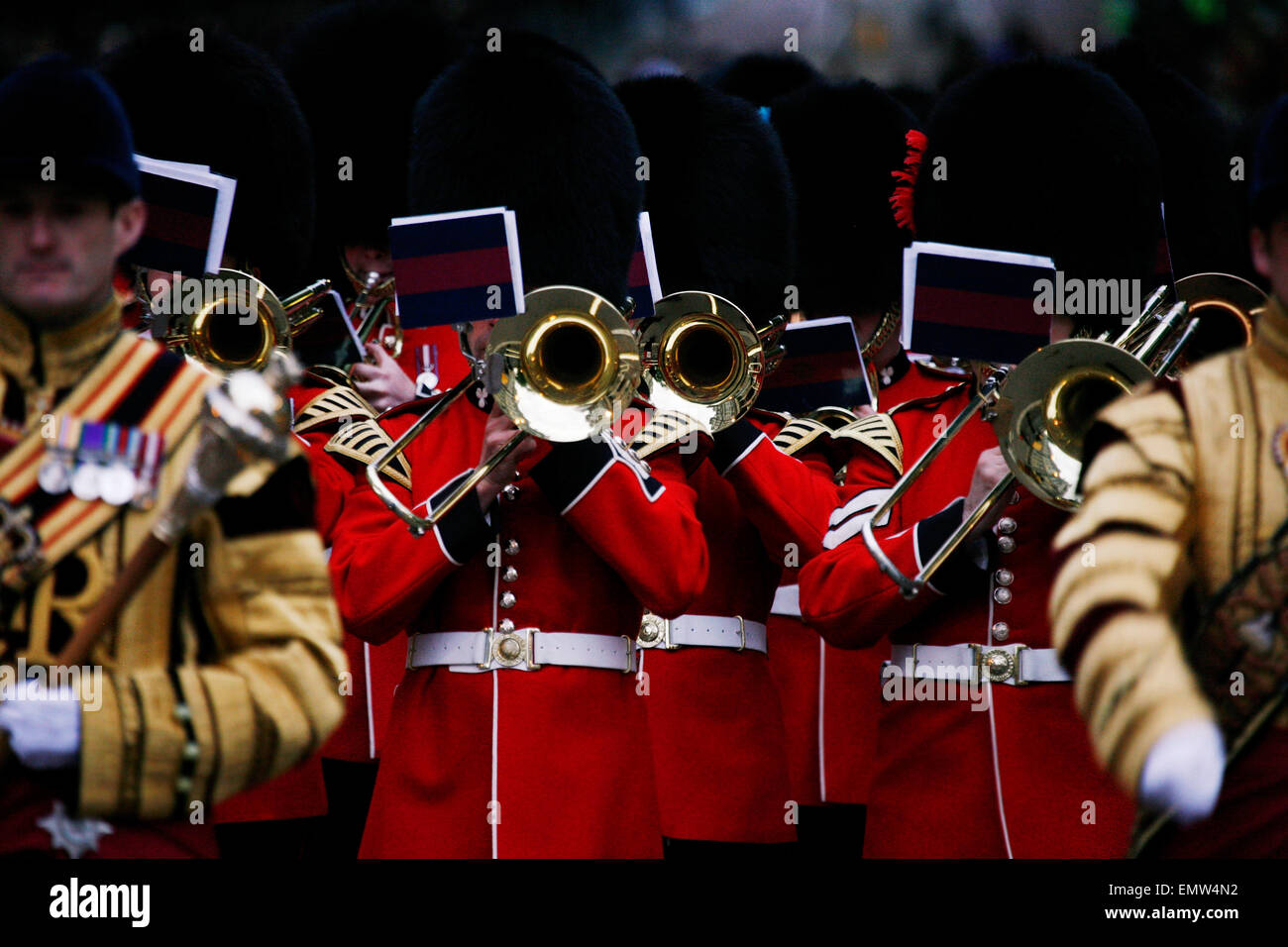 London, Regno Unito - 14 Giugno 2012: ammassato bande a battere Retreat 2012. Battendo il Retreat è una cerimonia militare avviene a cavallo di gu Foto Stock