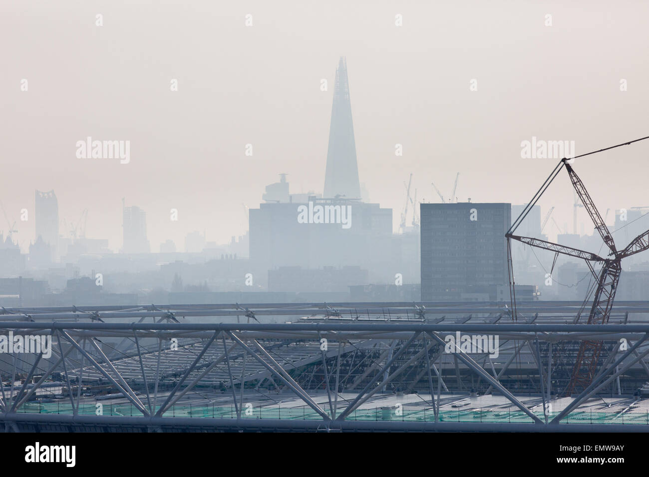 La figura mostra lo smog su Londra nel pomeriggio di venerdì 10 aprile 2015 Foto Stock