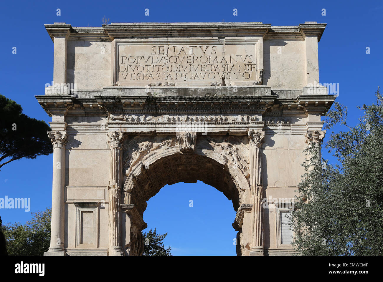 L'Italia. Roma. Arco di Tito. Costruito nel 82 D.C. dall'imperatore Domiziano per commemorare Tito' vittorie. Foto Stock