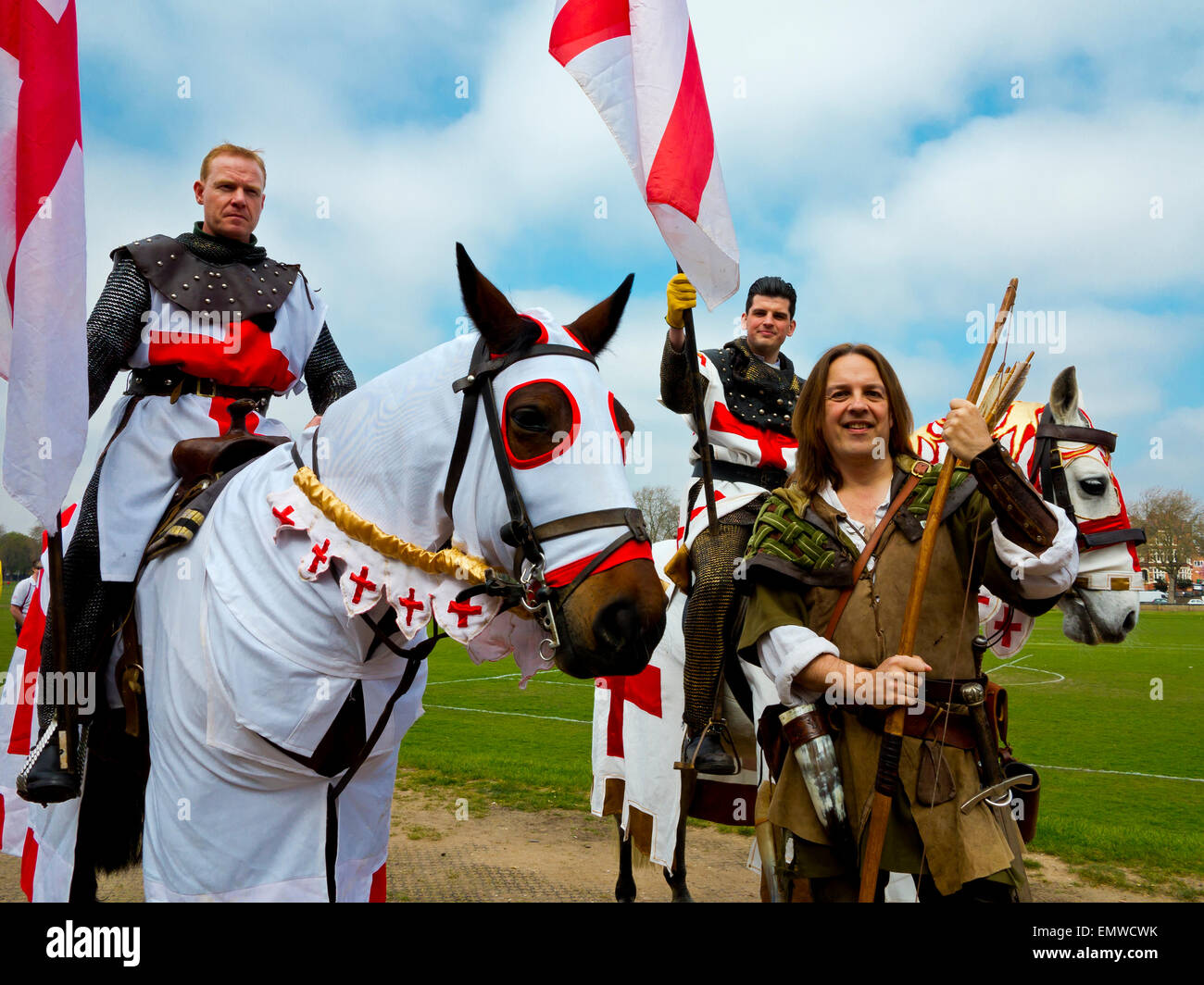 Nottingham, Regno Unito. 23 Aprile, 2015. Nottingham St George's Day consapevolezza Parade 2015. I patrioti hanno marciato attraverso il centro della città per celebrare l'Inghilterra del Giorno Nazionale in un evento organizzato dalla Royal Society of St George Foto Stock