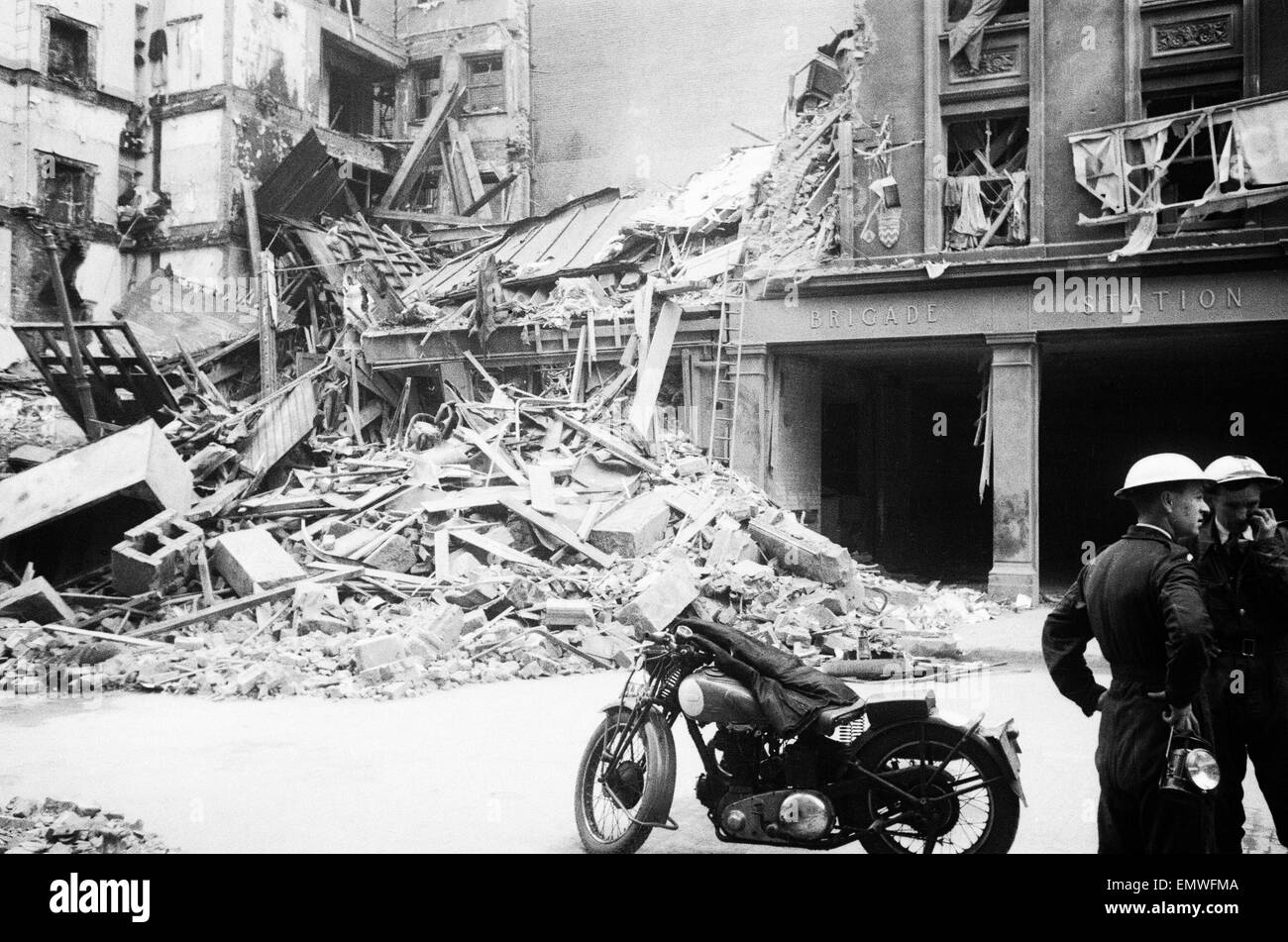 Stazione dei vigili del fuoco a Shaftesbury Avenue che ricevevano colpo diretto durante una notte di raid. Il 17 ottobre 1941. Foto Stock