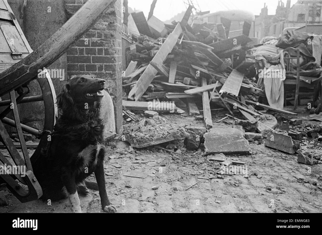 Raid aereo danni a Kentish Town, Londra. Il 19 giugno 1944. Foto Stock
