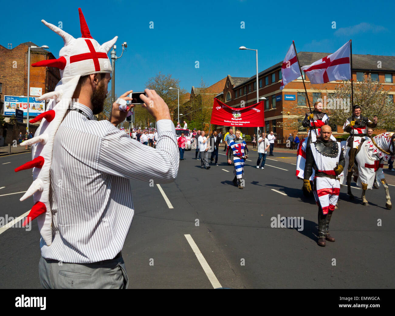 Nottingham, Regno Unito. 23 Aprile, 2015. Nottingham St George's Day consapevolezza Parade 2015. I patrioti hanno marciato attraverso il centro della città per celebrare l'Inghilterra del Giorno Nazionale in un evento organizzato dalla Royal Society di St George. Foto Stock
