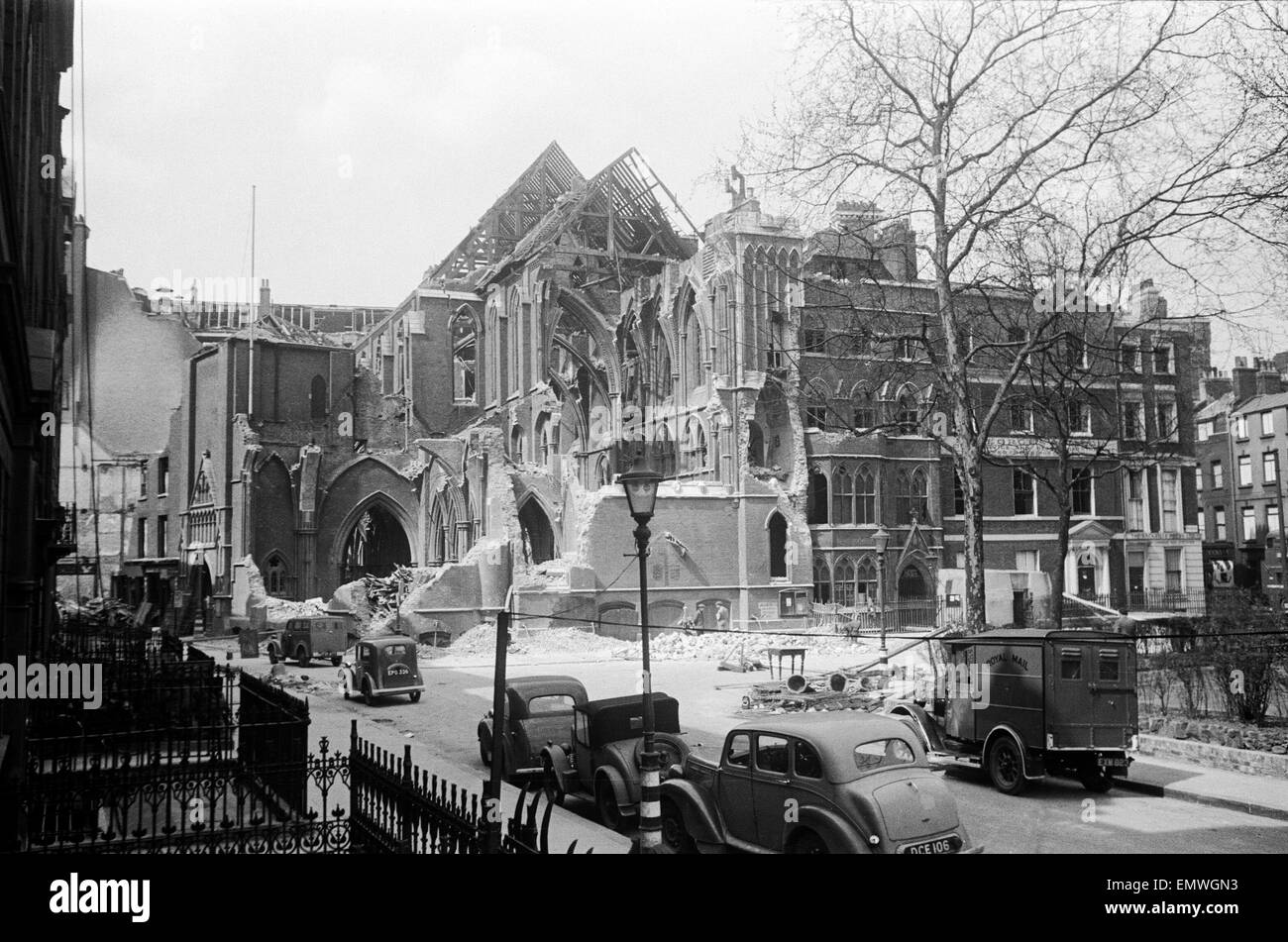 Danni causati da paracadute miniera a St James, Red Lion Square. Chiesa di San Giovanni Evangelista ha preso un colpo diretto. Xx Aprile 1941. Foto Stock