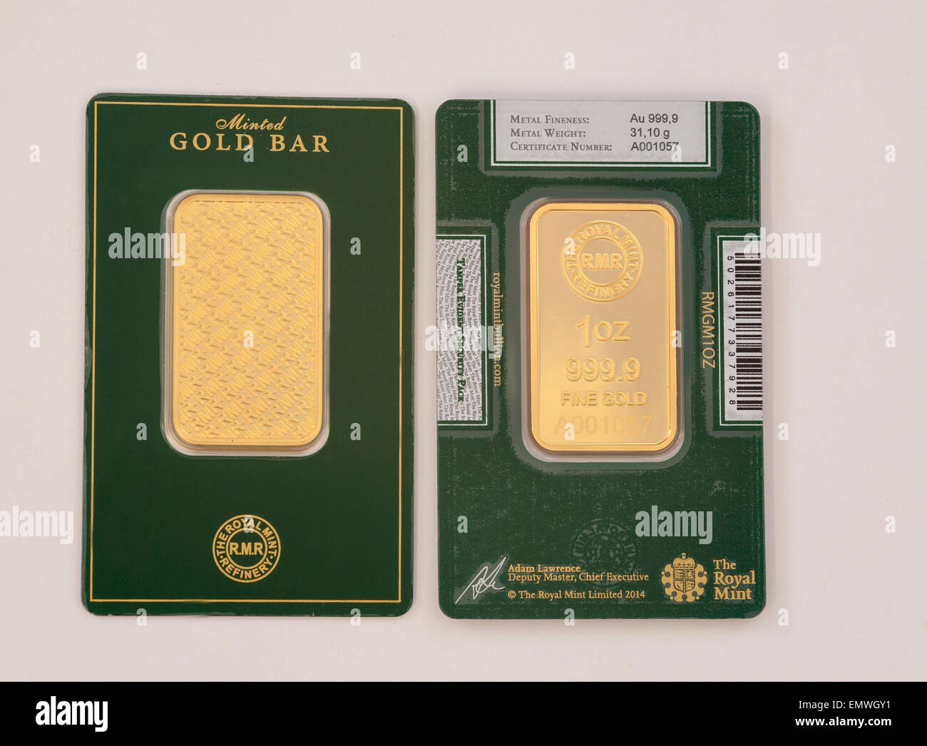 Due 1oz coniate sottili barre di oro su sfondo bianco che non circola investimenti finanziari Foto Stock