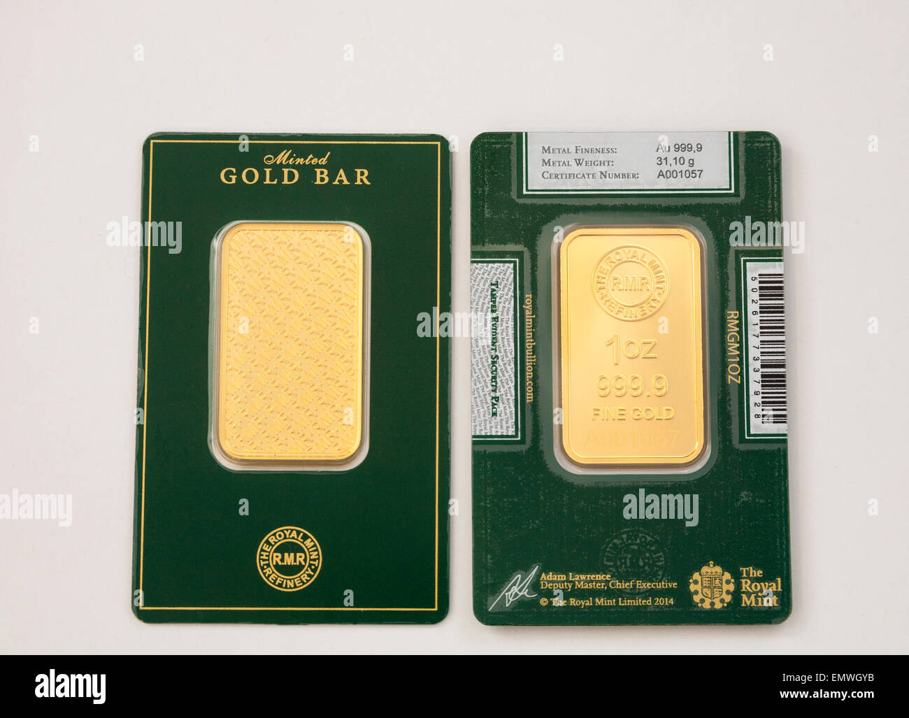 Due 1oz coniate sottili barre di oro su sfondo bianco che non circola investimenti finanziari Foto Stock