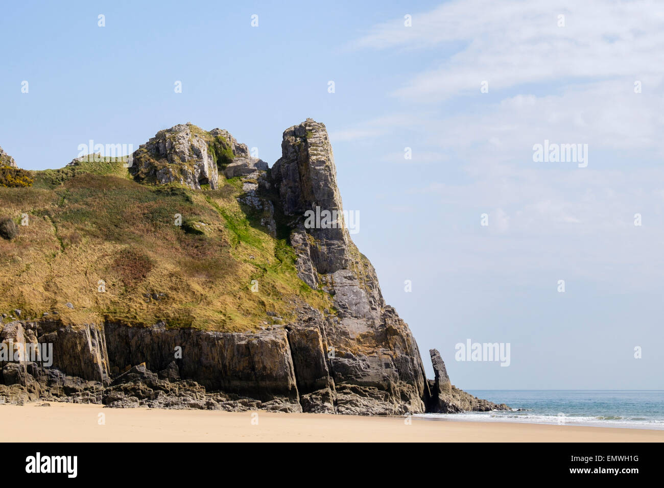 Tor Bay Cove Beach e grande Tor calcare roccioso promontorio in Oxwich Bay. Penisola di Gower Swansea West Glamorgan South Wales UK Foto Stock