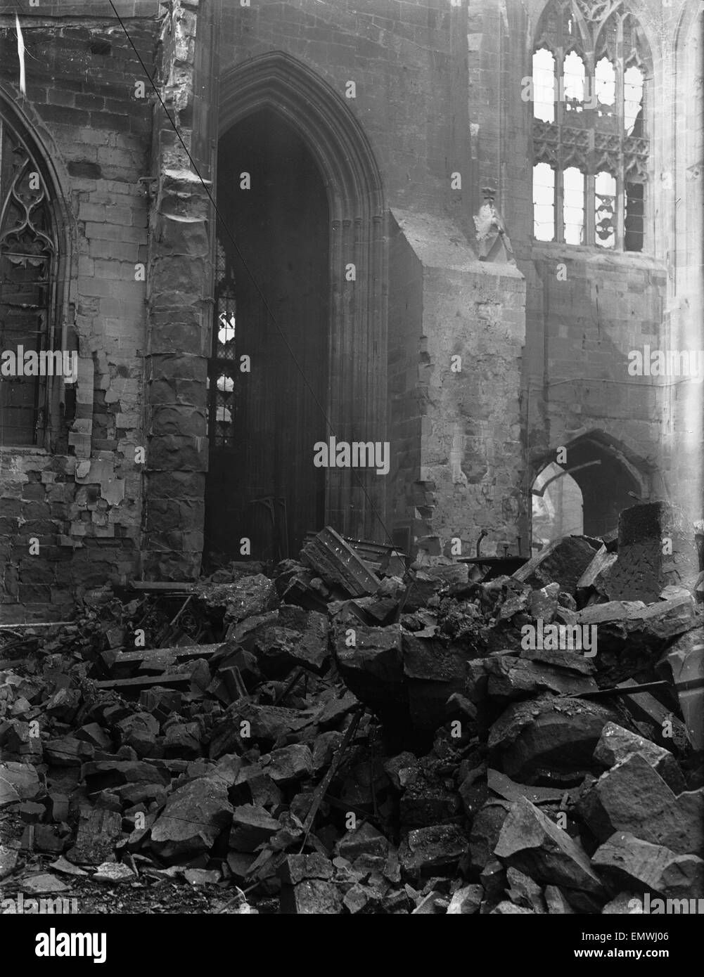 Tutto ciò che resta di St Michael's Cathedral seguendo le air raid del XIV Novembre 1940. All'altezza del raid il Solihull Vigili del Fuoco reso attraverso la cattedrale. Presto in seguito tuttavia approvvigionamenti di acqua essiccato fino a rete idrica intorno il ci Foto Stock