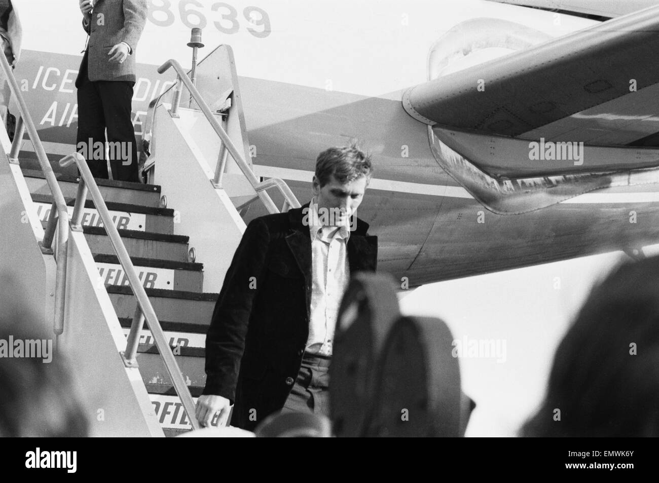 American giocatore di scacchi Bobby Fischer arriva iin Reykjavik, Islanda per la sua partita contro il campione woorld Boris Spassky. Il 18 luglio 1972. Foto Stock
