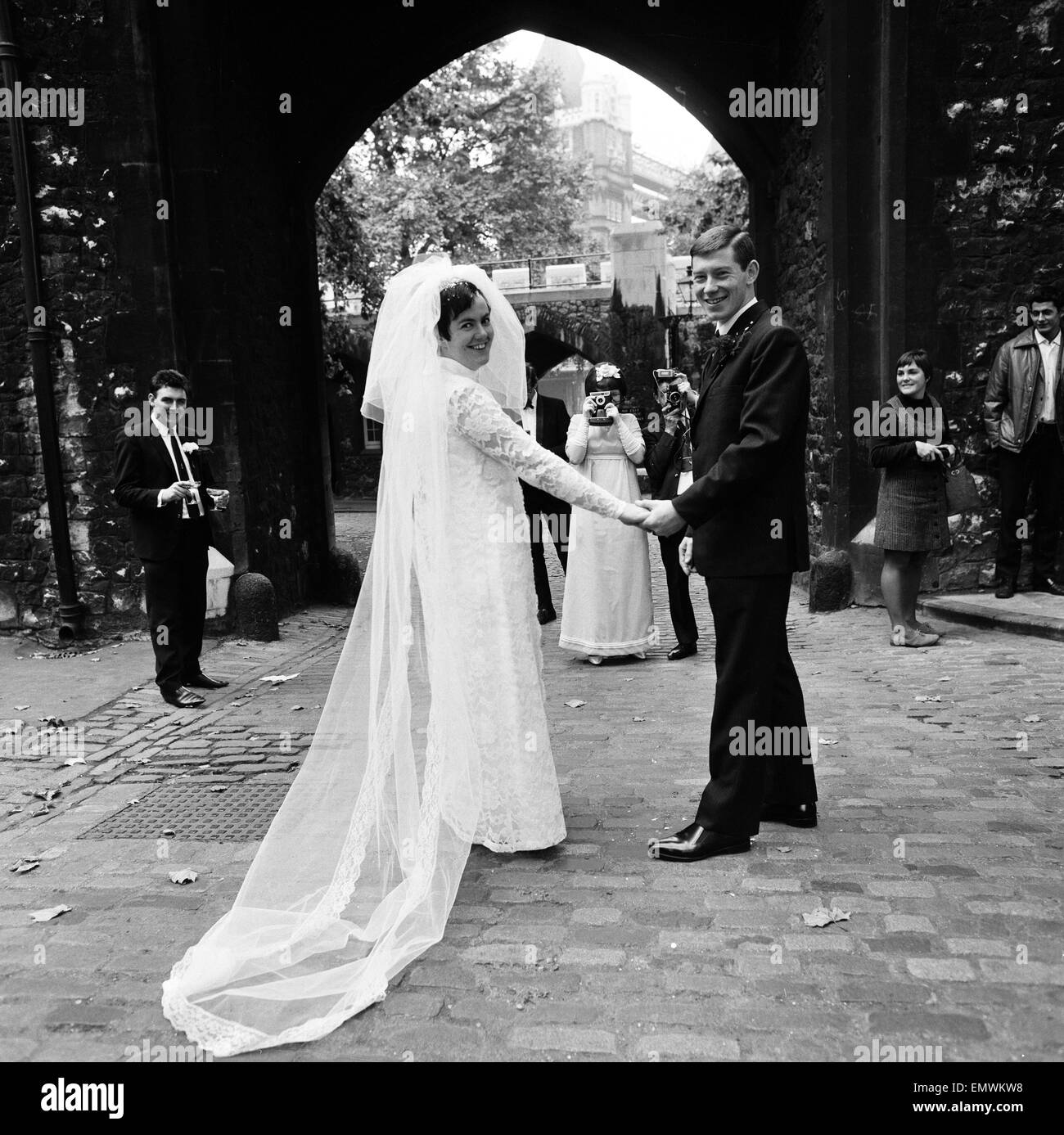Giorno di nozze di segretario Maria Jennifer Jones & motoriste James Baker presso la Torre di Londra, sabato 20 ottobre 1968. Miss Jones è la figlia del capo Ravensbourne presso la Torre di Londra. Molti reparti Yoemen - Yoeman della Guardia - hanno partecipato t Foto Stock