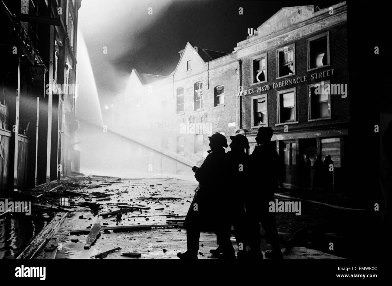 I vigili del fuoco al lavoro al Lipton il magazzino sul tabernacolo St, Shoreditch. 11 gennaio 1941. Foto Stock