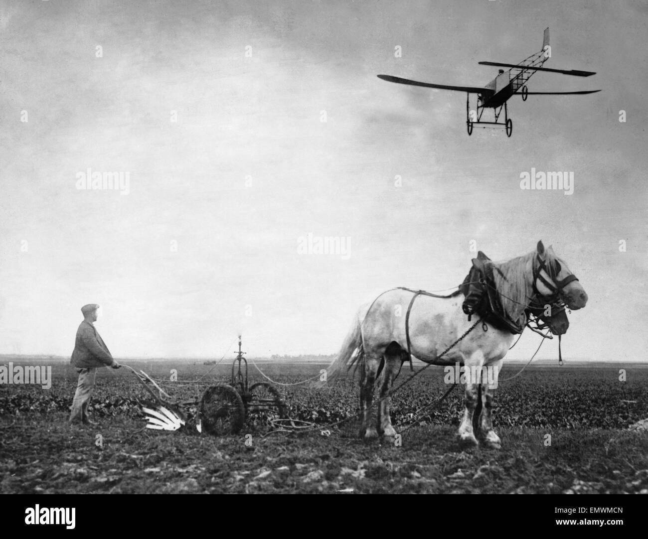 Signor Bleriot visto qui passando al di sopra di una fattoria vicino a Eaury durante il suo record di volo da Etampes ad Orleans. Il 25 agosto 1909 Foto Stock