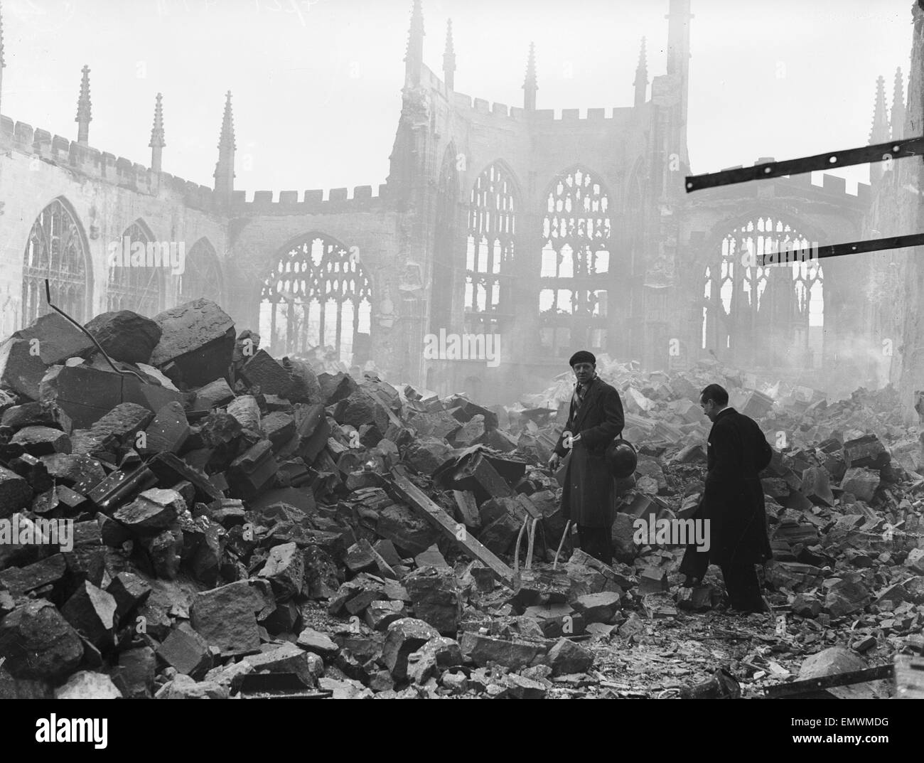 Tutto ciò che resta di St Michael's Cathedral seguendo le air raid del XIV Novembre 1940. All'altezza del raid il Solihull Vigili del Fuoco reso attraverso la cattedrale. Presto in seguito tuttavia approvvigionamenti di acqua essiccato fino a rete idrica intorno il ci Foto Stock