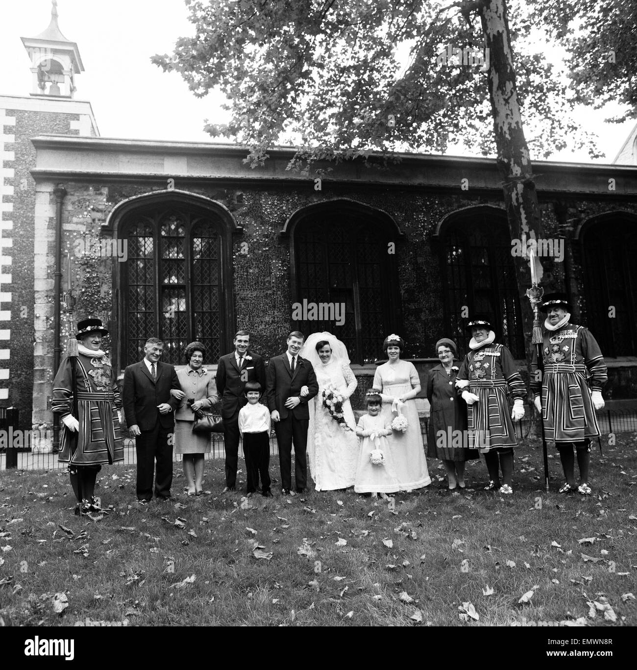 Giorno di nozze di segretario Maria Jennifer Jones & motoriste James Baker presso la Torre di Londra, sabato 20 ottobre 1968. Miss Jones è la figlia del capo Ravensbourne presso la Torre di Londra. Molti reparti Yoemen - Yoeman della Guardia - hanno partecipato t Foto Stock