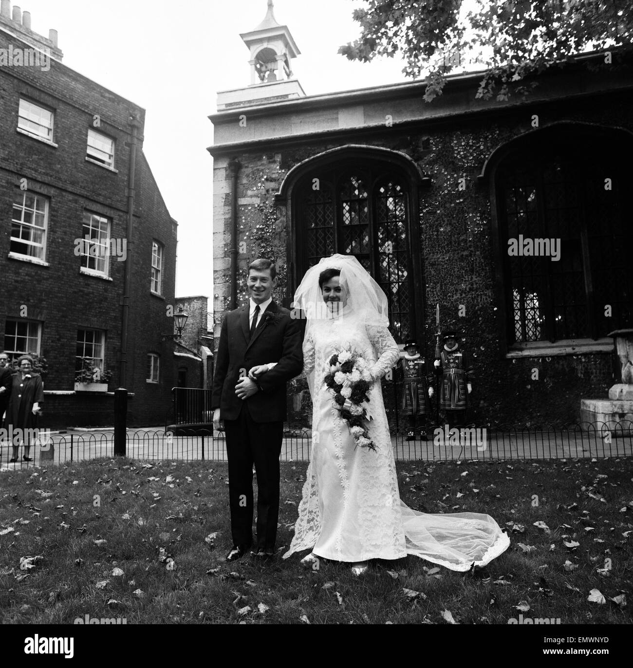 Giorno di nozze di segretario Maria Jennifer Jones & motoriste James Baker presso la Torre di Londra, sabato 20 ottobre 1968. Miss Jones è la figlia del capo Ravensbourne presso la Torre di Londra. Molti reparti Yoemen - Yoeman della Guardia - hanno partecipato t Foto Stock