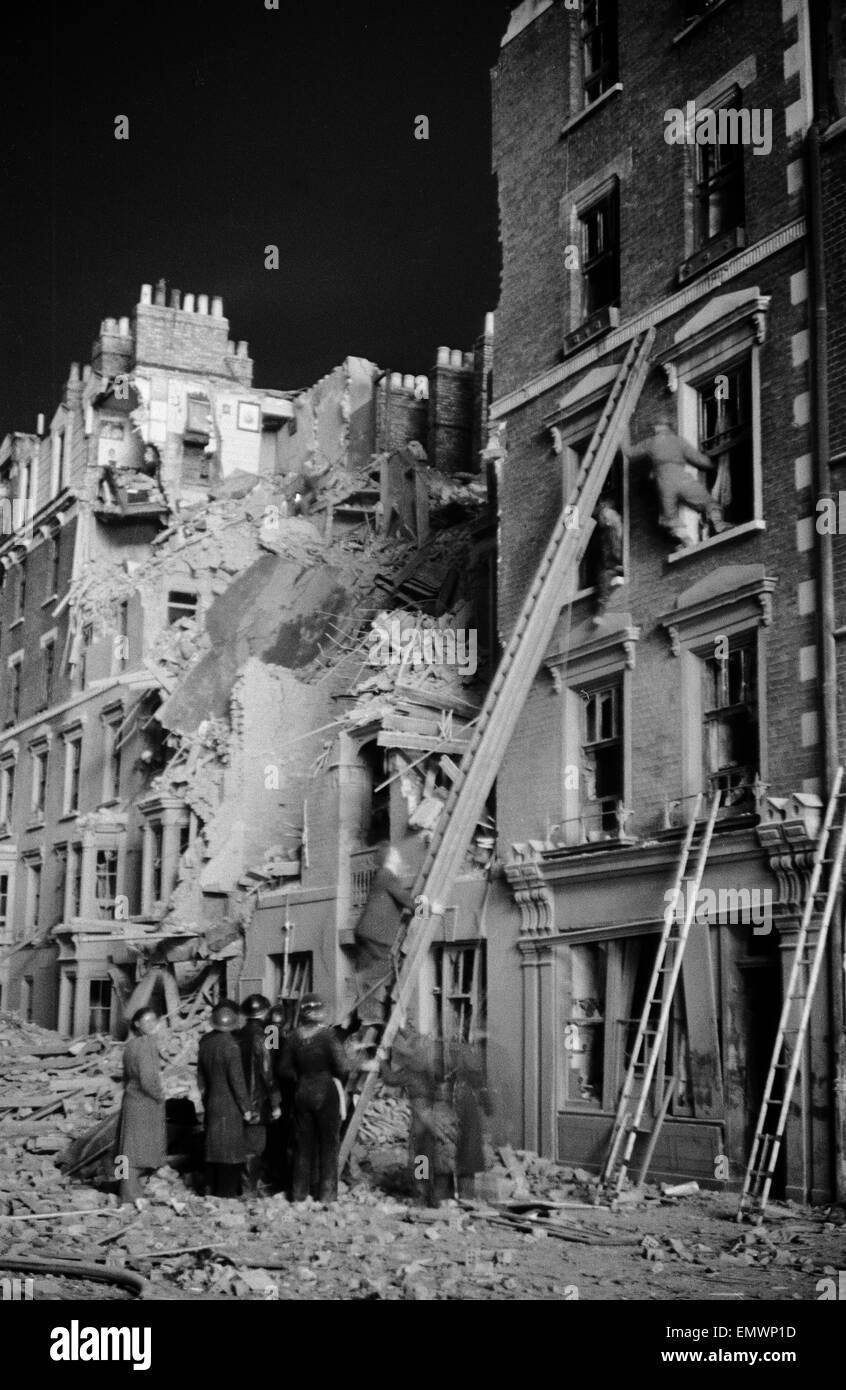 I vigili del fuoco il salvataggio di persone dalla loro casa sul tabernacolo St, Shoreditch. 11 gennaio 1941. Foto Stock