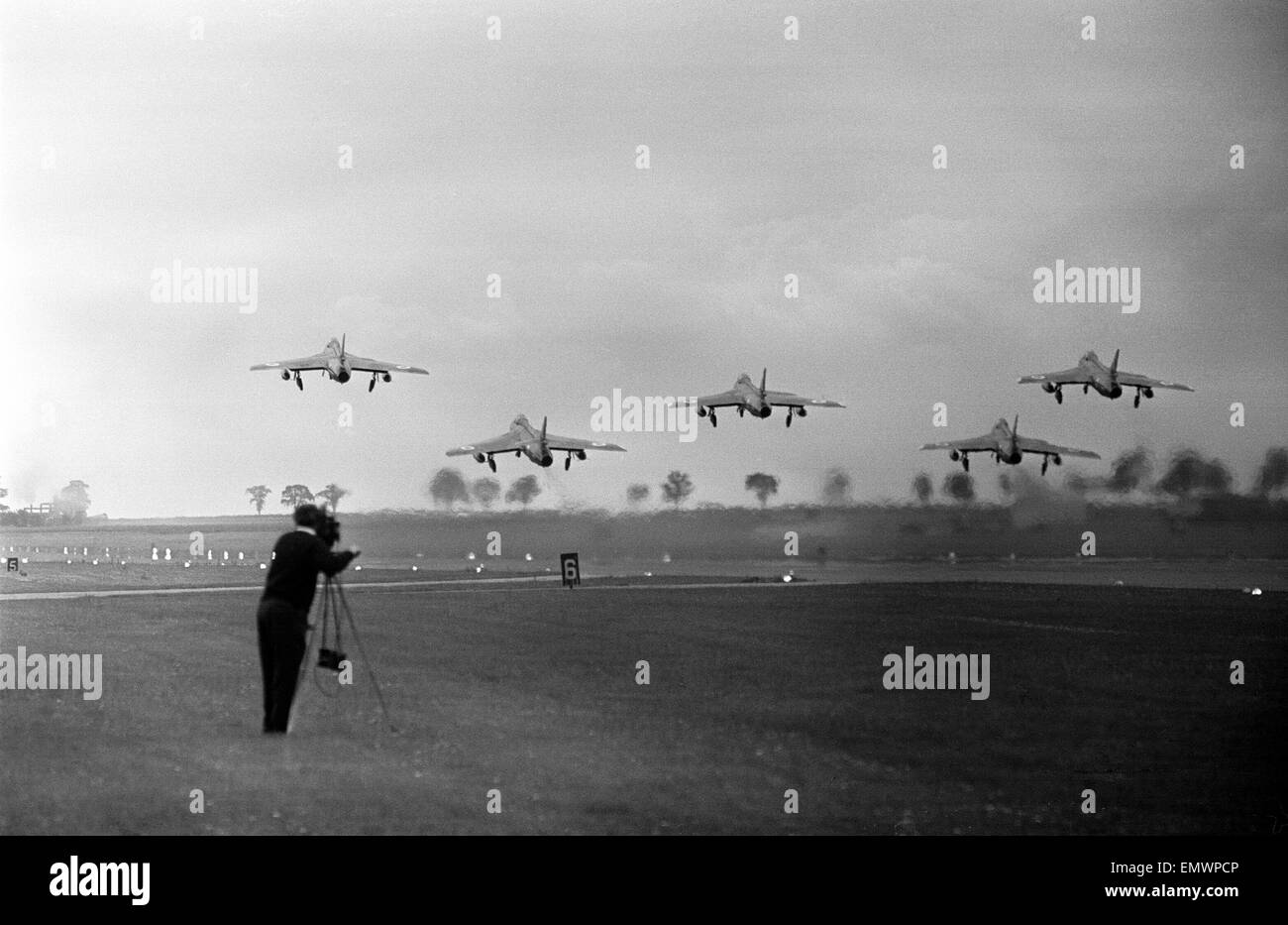 5 Hawker Hunter Fighters scendete alla stazione di raf Wittering 16 luglio 1963. Foto Stock