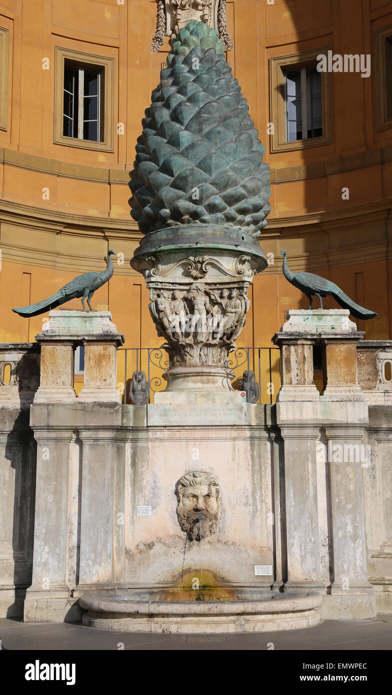 Città del Vaticano. Musei Vaticani. La scultura pigna. 1° o 2° C. da Publio Cicius Salvius. Bronzo. Cortile. Foto Stock