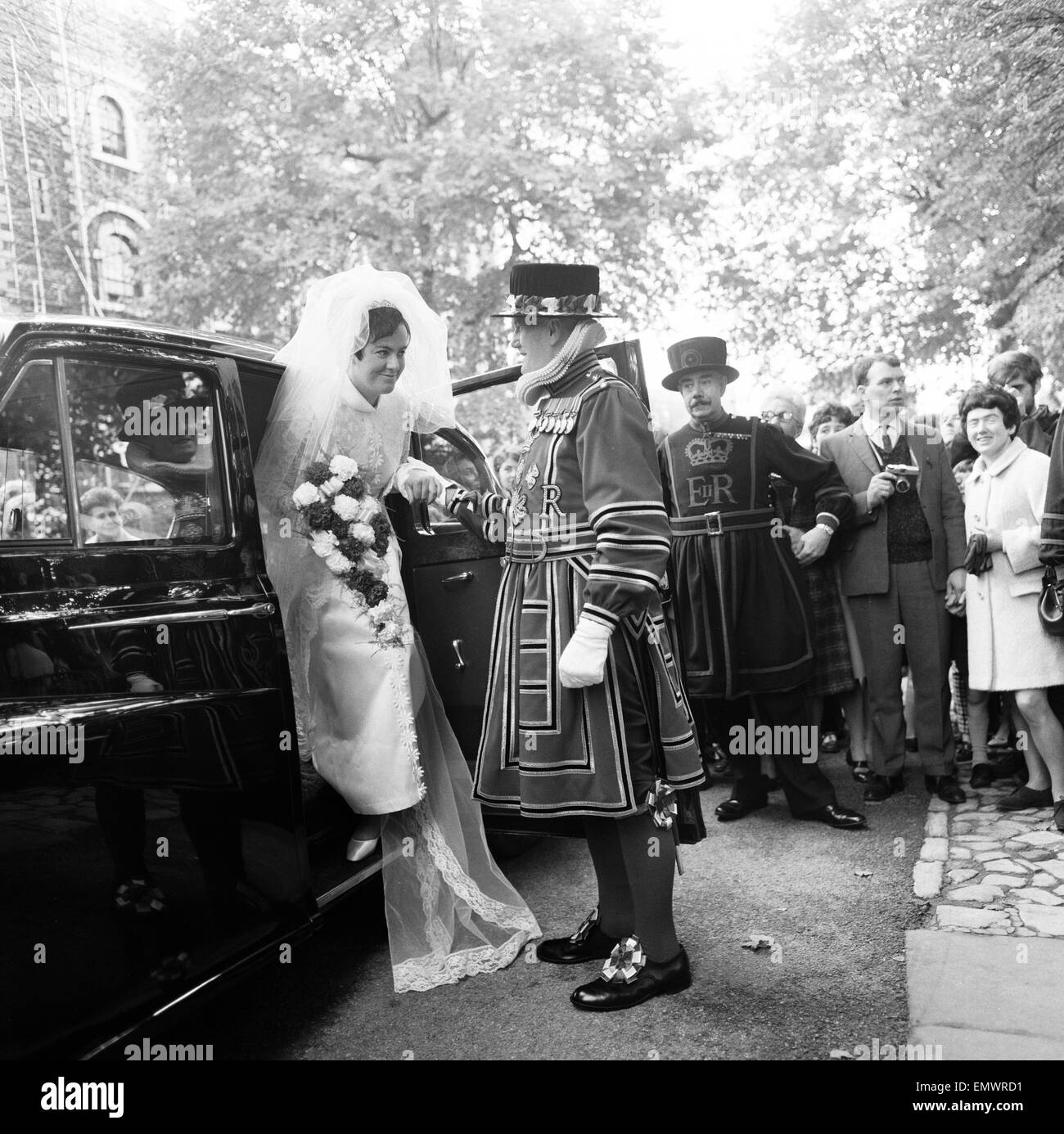 Giorno di nozze di segretario Maria Jennifer Jones & motoriste James Baker presso la Torre di Londra, sabato 20 ottobre 1968. Miss Jones è la figlia del capo Ravensbourne presso la Torre di Londra. Molti reparti Yoemen - Yoeman della Guardia - hanno partecipato t Foto Stock