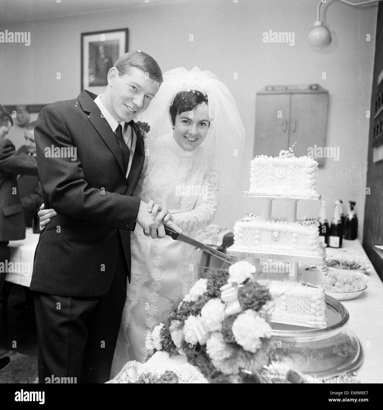 Giorno di nozze di segretario Maria Jennifer Jones & motoriste James Baker presso la Torre di Londra, sabato 20 ottobre 1968. Miss Jones è la figlia del capo Ravensbourne presso la Torre di Londra. Molti reparti Yoemen - Yoeman della Guardia - hanno partecipato t Foto Stock