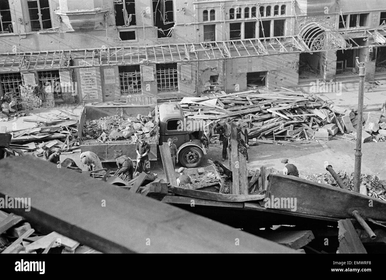 Stazione dei vigili del fuoco a Shaftesbury Avenue che ricevevano colpo diretto durante una notte di raid. Il 17 ottobre 1941. Foto Stock