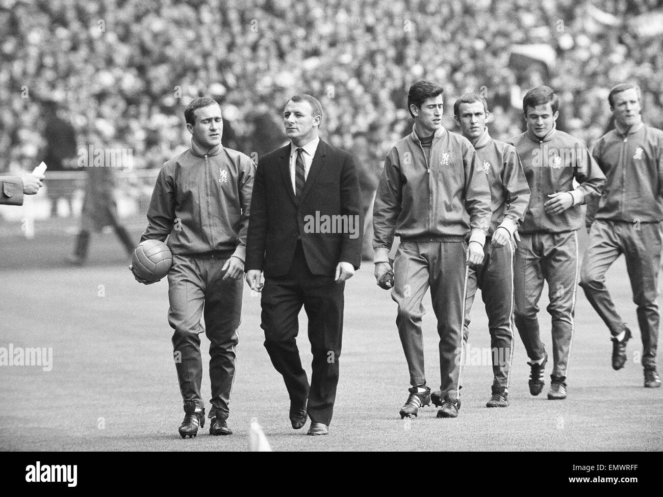 1967 finale di FA Cup a Wembley Stadium. Tottenham Hotspur 2 v 1 Chelsea. Il team di Chelsea a piedi sul passo guidati dal loro manager Tommy Docherty e Jimmy Greaves. Il 20 maggio 1967. Foto Stock