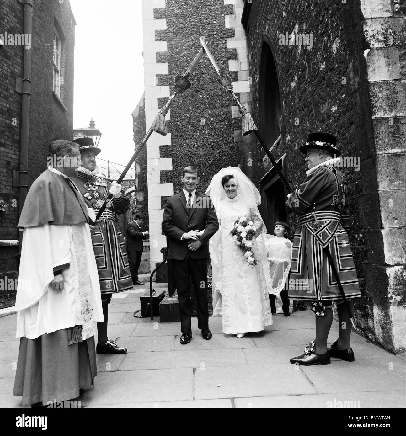 Giorno di nozze di segretario Maria Jennifer Jones & motoriste James Baker presso la Torre di Londra, sabato 20 ottobre 1968. Miss Jones è la figlia del capo Ravensbourne presso la Torre di Londra. Molti reparti Yoemen - Yoeman della Guardia - hanno partecipato t Foto Stock